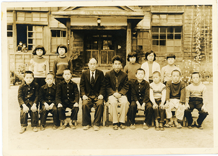 1956年 小学2年生（前列左端）