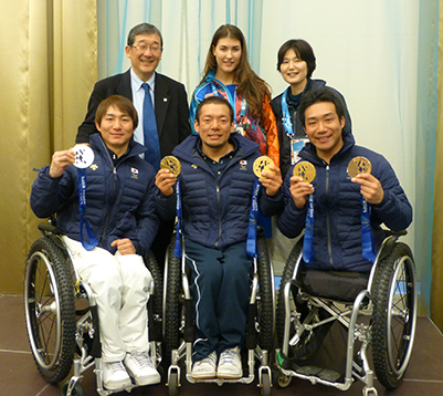 2014年 ソチパラリンピック 金銀メダリストと（後列左端）