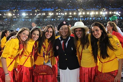 ロンドンオリンピックの開会式でスペインの教え子たちと（中央）（2012）