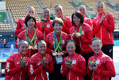 リオデジャネイロオリンピックのチームで銅メダルを獲得した日本チームと井村コーチ　（2列目中央）（2016）