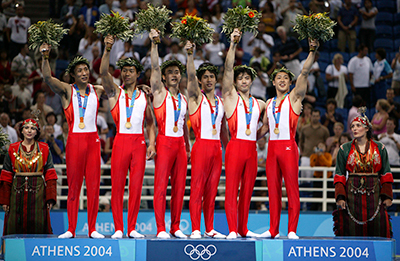 アテネオリンピック体操男子団体で28年ぶりに金メダルを獲得した日本チーム（2004年）
