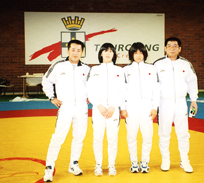高校1年、国際大会にて。（左から二番目。右端が父でコーチの栄勝氏）（1998年1月）