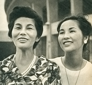 来賓接待係を務めた田島麻さん（田島直人夫人、左）と娘の和子さん（1964年）