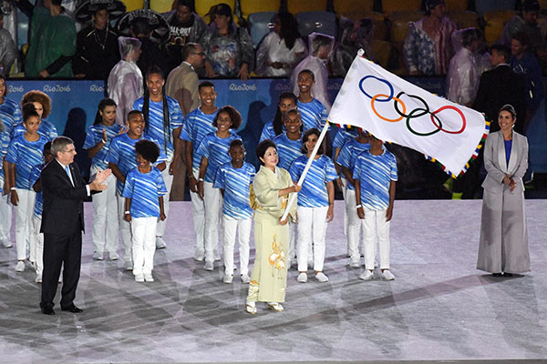 リオデジャネイロオリンピック閉会式でオリンピック旗の引継ぎを受ける小池東京都知事
