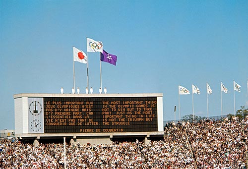 東京オリンピックの開会式で電光掲示板に映しだされたクーベルタン男爵の言葉（1964年）