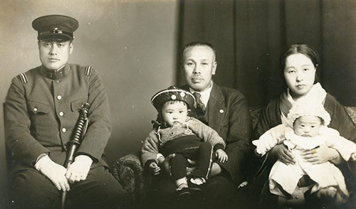 左から父・茂喜、祖父、母。母の膝に抱かれているのが1歳の喜朗 