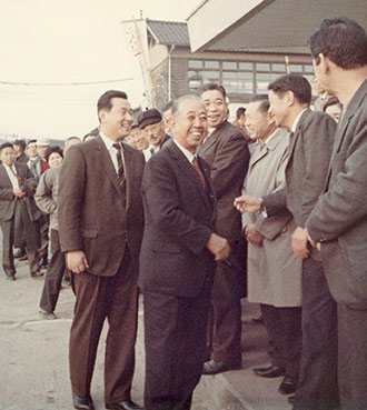衆議院初選挙で応援に訪れた岸元首相（中央）。その左が森喜朗氏（小松駅前、1969年）
