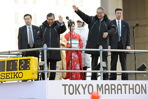 第1回東京マラソン。スタート台で手を振り観客に応える。左は河野洋平日本陸連会長（当時）（2007年）