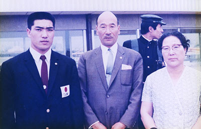 初の海外遠征でソ連（当時）へ出発時に横浜港にて両親から見送りを受ける（1967年）