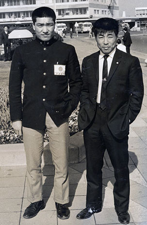 アメリカへ出発時、勝村靖夫先輩の見送りを受ける（1968年）