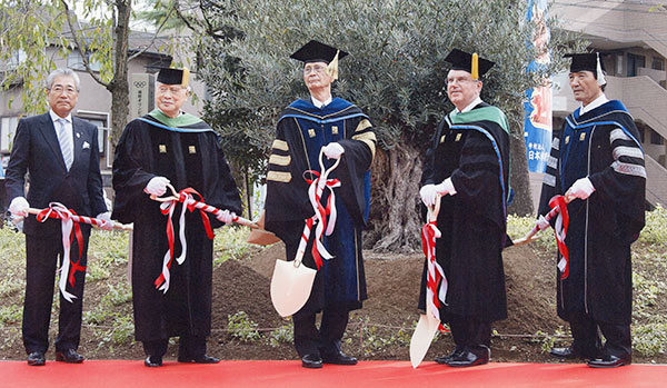 日本体育大学からIOCバッハ会長（右から二人目）に名誉博士号を贈った際の記念植樹。右が松浪理事長（2016年）