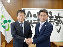 写真左から清水勇人氏（さいたま市長）、渡邉一利（笹川スポーツ財団 専務理事）
