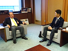 写真左から遠藤 三紀夫氏（座間市長）、渡邉 一利（笹川スポーツ財団専務理事）