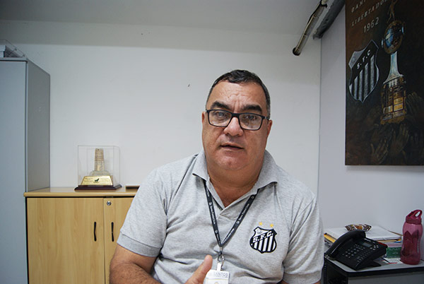 取材に応じるサッカー下部組織責任者のマルコ・アントニオ・マトゥラナ氏