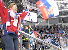 アイススレッジホッケーでロシア勝利に喜ぶ観衆