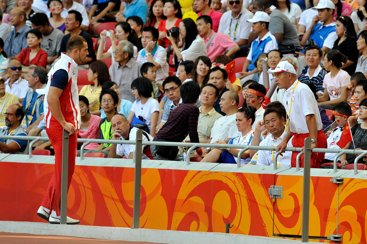 Being a good listener, Murofushi says, was a great aid to his development as an athlete. (Photo shows Murofushi and his father-cum-coach at the 2008 Beijing Games.) ©Photo Kishimoto