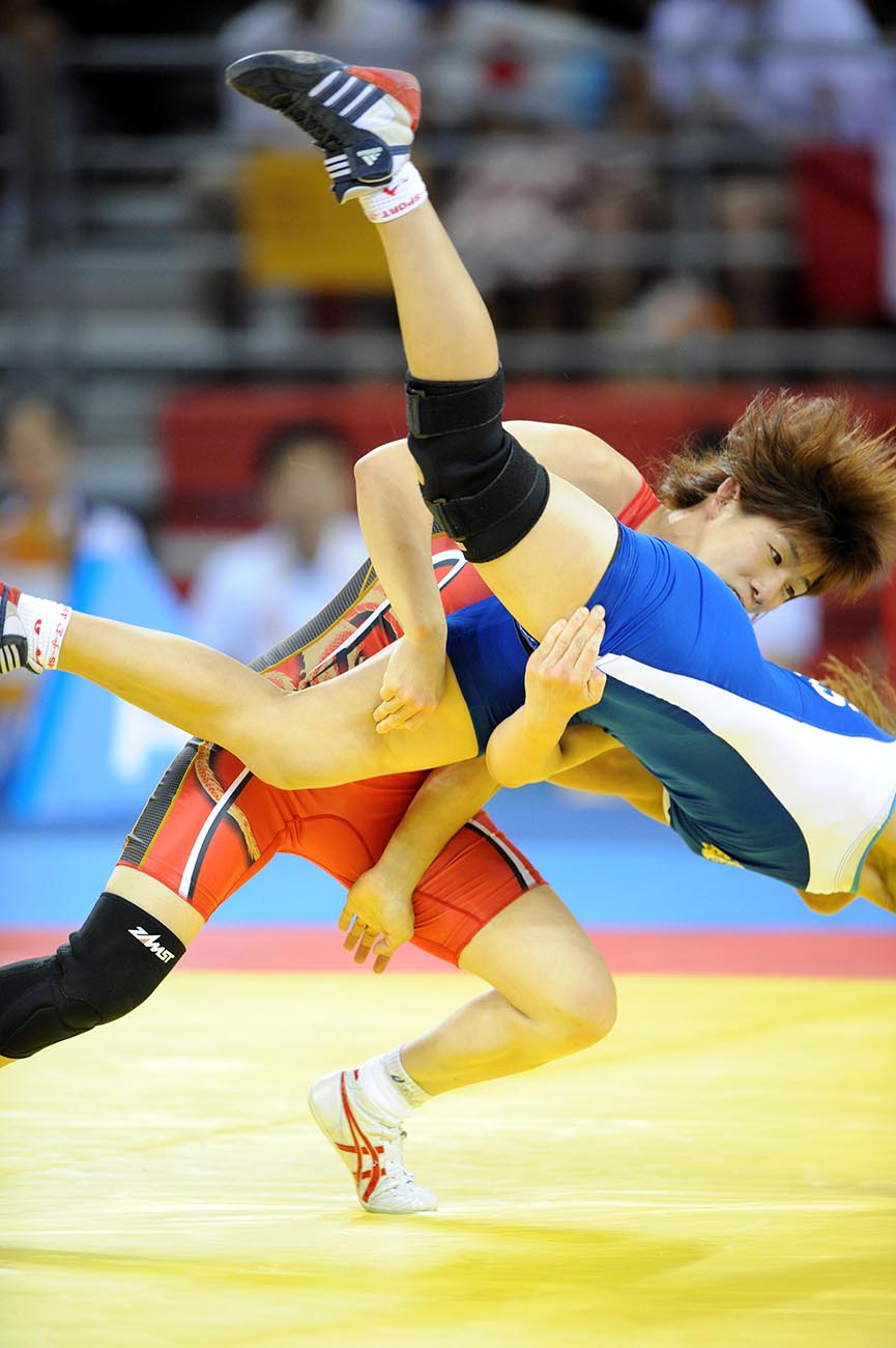 Saori Yoshida, taught by her father to constantly be on the attack, makes a high-speed tackle at the 2008 Beijing Games. ©Photo Kishimoto