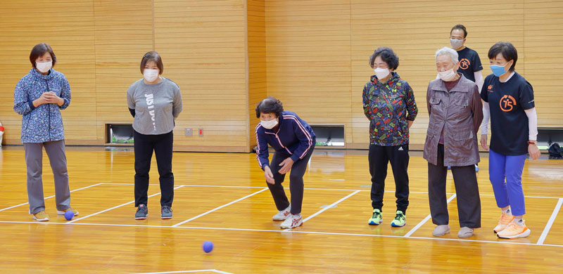 京都府福知山市で行われたチャレンジデーのボッチャ体験。老若男女、障害の有無関係なく楽しめるボッチャは、まさにユニバーサルスポーツだ。