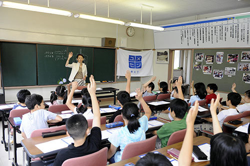 日本サッカー協会の社会貢献活動「JFAこころのプロジェクト」で子どもたちに熱く語りかける有森裕子先生