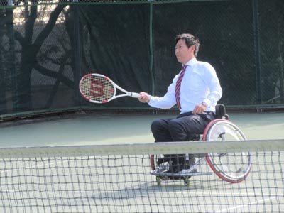 東京都障害者スポーツセンターを視察し、車いすテニスを体験（2016年）