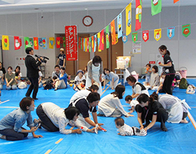  大人も頑張った！「赤ちゃんハイハイ・よちよち大会」