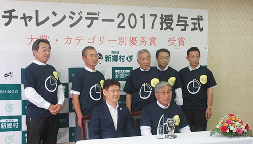 前列右：櫻井雅洋 新郷村 村長　前列左：渡邉一利 SSF理事長