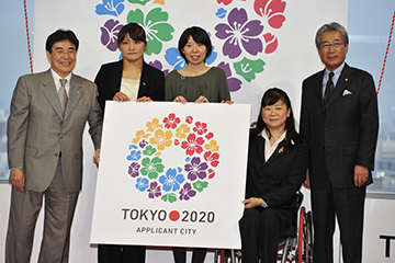 2020 年招致活動。伊調選手（左から二人目）、成田選手（右から二人目）等と。  右端が竹田氏（2012）