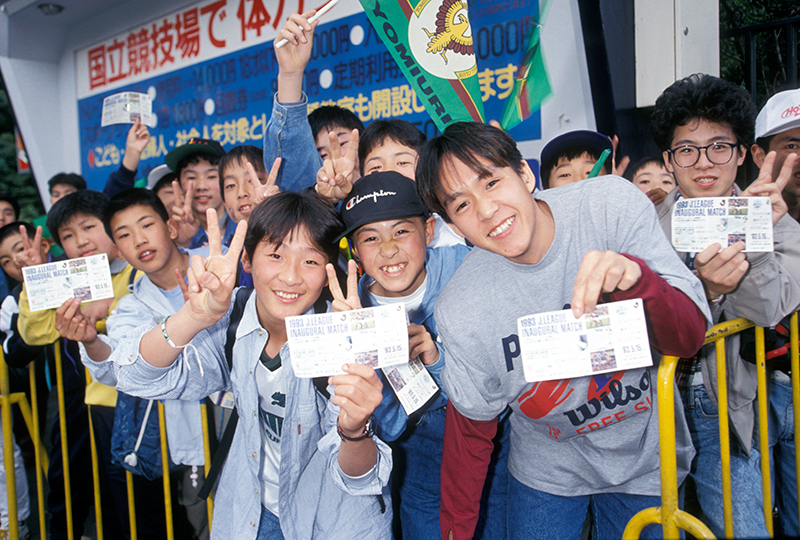 Jリーグ開幕セレモニー・プラチナチケットを手に喜ぶ子どもたち(国立競技場)