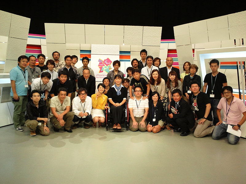 スカパー集合写真。ロンドン大会スタッフと(前列中央)