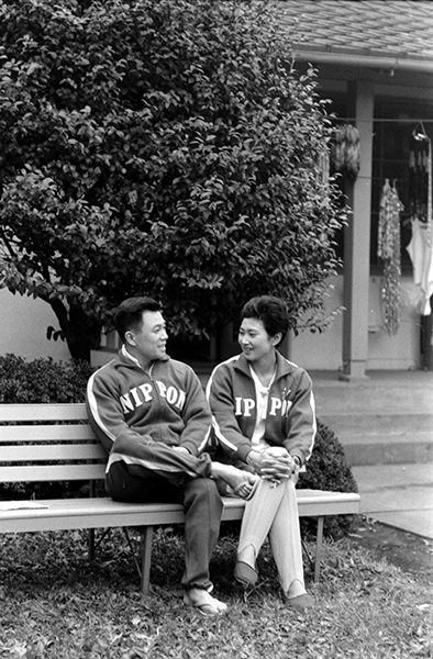 1964 東京オリンピック選手村にて夫の喬氏と