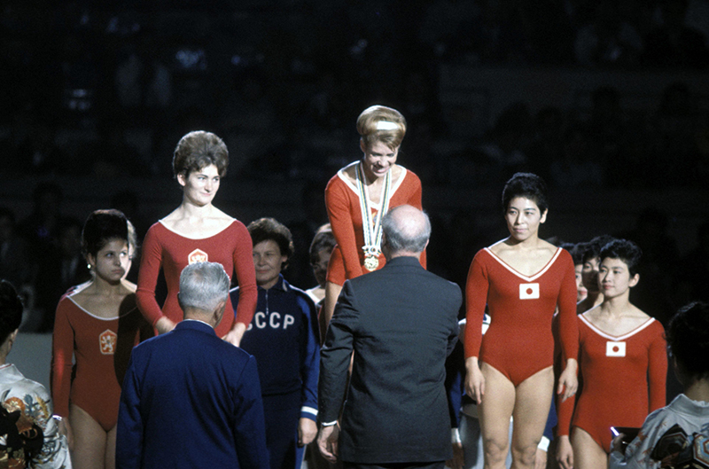  1964 東京オリンピック　体操女子団体総合表彰式（銅メダル/ 右）