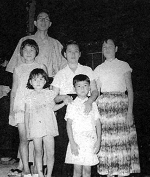 1954年　両親等家族と。中列左が12歳の中山律子