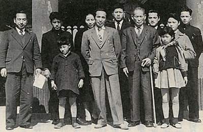 左から１人おいて兄・宏育　弟・啓介、姉・久恵とその夫　アントニオ猪木、祖父、兄・寿、妹・京、兄・快守