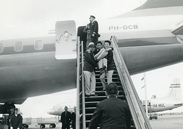   1975年 ストーク・マンデビル大会。飛行機から降りる