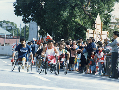   1983年 第3回大分国際車いすマラソンで１０位（中央）