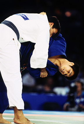 シドニー・オリンピック100kg級で金メダルを獲得。（右）（2000年）