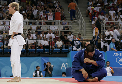 アテネ・オリンピック100kg級準々決勝で敗れる。（右）（2004年）