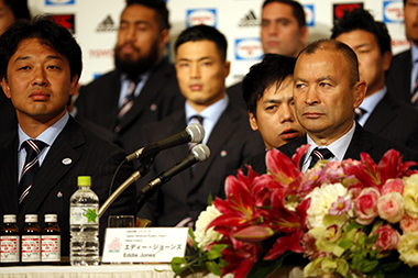 2015年ワールドカップで好成績を上げ、帰国記者会見に臨む日本代表。左が岩渕健輔日本代表。右がエディ・ジョーンズ／ヘッドコーチ