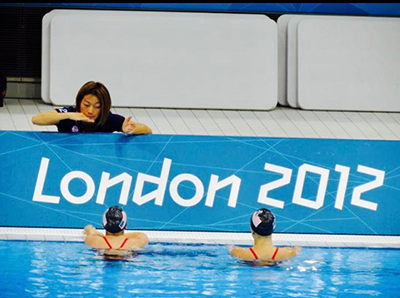 ロンドンオリンピック、プール際でアメリカ選手にアドバイス（2012年）