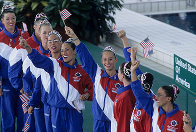 アトランタオリンピックのチームで金メダルを獲得し喜ぶアメリカの選手（1996）