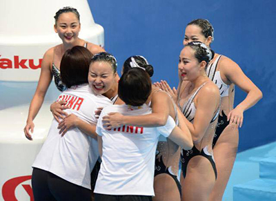 カザンで開催された世界水泳チームで高得点を出して銀メダルを獲得し喜ぶ中国選手　（2015）