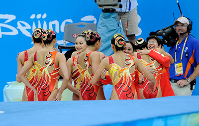 北京オリンピックのチームで銅メダルを獲得し、中国選手と抱き合会う井村コーチ（右端）(2008)  
