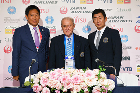 FIG会長就任記者会見で、  前任のグランディ会長（中央）、  鈴木大地スポーツ庁長官（左）と（2016年）