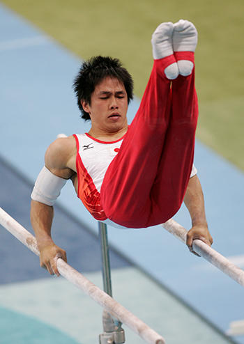 アテネオリンピック体操男子種目別平行棒で  銀メダルを獲得した冨田洋之（2004年）
