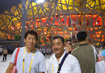 北京オリンピックのメインスタジアムの前で、  元FIG副会長滝沢康二氏（右）と（2008年）