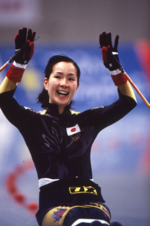 長野オリンピックISS1000mで金メダル を獲得し声援に応える(1998)