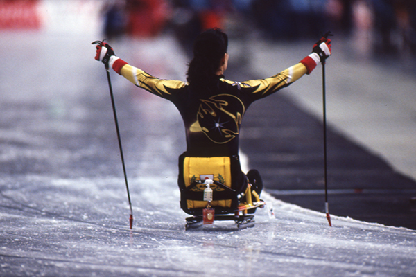 長野オリンピックISS500mで金メダルを獲得し声援に応える（1998）