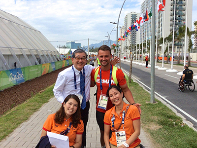 リオデジャネイロパラリンピック選手村にて。（前列右。後列左は山脇JPC委員長）  （2016）