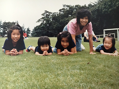 小学校低学年のころ母と4人姉妹（前列右から2番目）