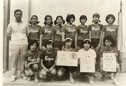 中学時代のバレーボール部(前列右)